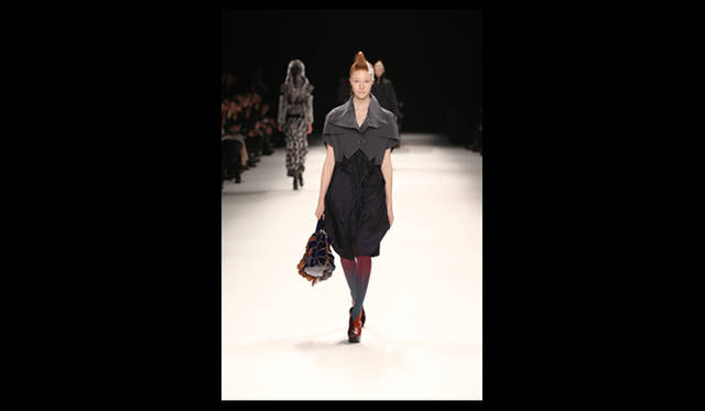 <strong>ISSEY MIYAKE｜イッセイ ミヤケ</strong> 2011年秋冬コレクション速報　©2011 ISSEY MIYAKE INC.　Photo by Frédérique Dumoulin