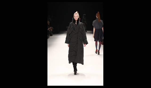 <strong>ISSEY MIYAKE｜イッセイ ミヤケ</strong> 2011年秋冬コレクション速報　©2011 ISSEY MIYAKE INC.　Photo by Frédérique Dumoulin