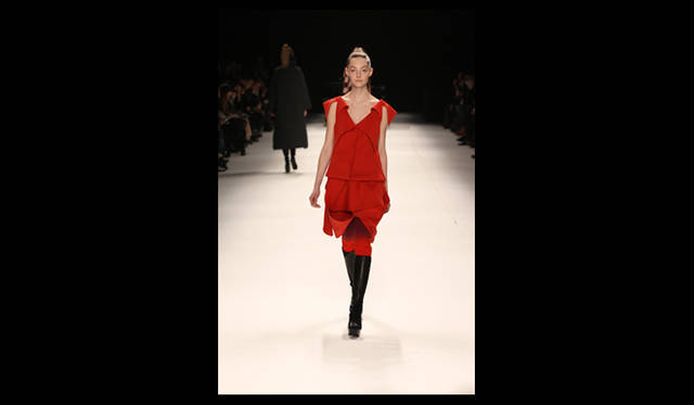 <strong>ISSEY MIYAKE｜イッセイ ミヤケ</strong> 2011年秋冬コレクション速報　©2011 ISSEY MIYAKE INC.　Photo by Frédérique Dumoulin