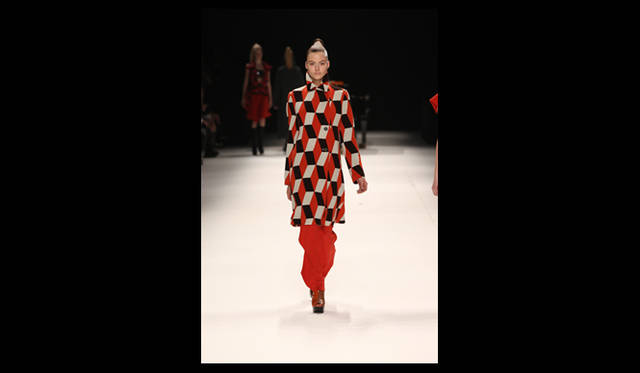 <strong>ISSEY MIYAKE｜イッセイ ミヤケ</strong> 2011年秋冬コレクション速報　©2011 ISSEY MIYAKE INC.　Photo by Frédérique Dumoulin