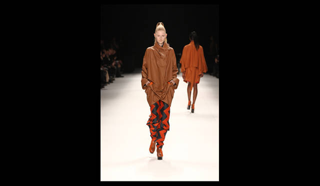 <strong>ISSEY MIYAKE｜イッセイ ミヤケ</strong> 2011年秋冬コレクション速報　©2011 ISSEY MIYAKE INC.　Photo by Frédérique Dumoulin