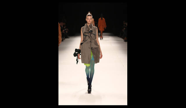 <strong>ISSEY MIYAKE｜イッセイ ミヤケ</strong> 2011年秋冬コレクション速報　©2011 ISSEY MIYAKE INC.　Photo by Frédérique Dumoulin