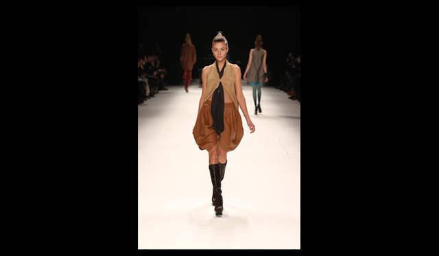 <strong>ISSEY MIYAKE｜イッセイ ミヤケ</strong> 2011年秋冬コレクション速報　©2011 ISSEY MIYAKE INC.　Photo by Frédérique Dumoulin