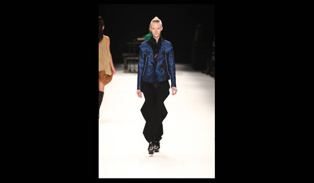 <strong>ISSEY MIYAKE｜イッセイ ミヤケ</strong> 2011年秋冬コレクション速報　©2011 ISSEY MIYAKE INC.　Photo by Frédérique Dumoulin