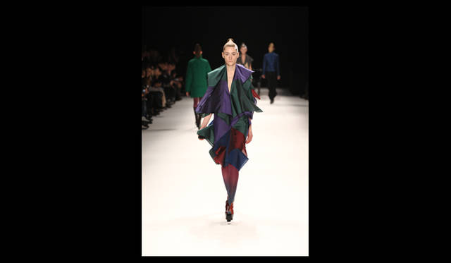 <strong>ISSEY MIYAKE｜イッセイ ミヤケ</strong> 2011年秋冬コレクション速報　©2011 ISSEY MIYAKE INC.　Photo by Frédérique Dumoulin