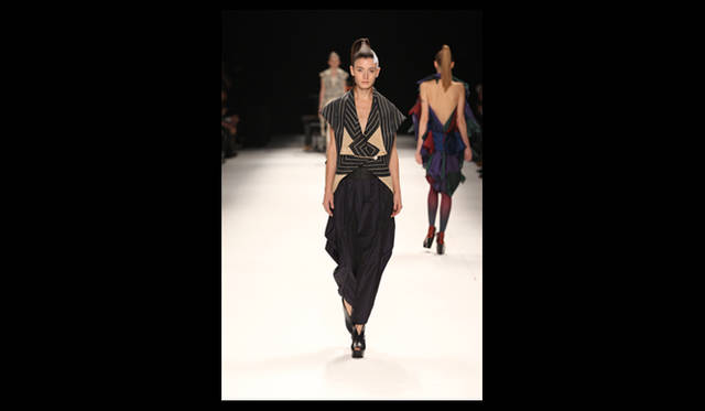 <strong>ISSEY MIYAKE｜イッセイ ミヤケ</strong> 2011年秋冬コレクション速報　©2011 ISSEY MIYAKE INC.　Photo by Frédérique Dumoulin