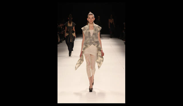 <strong>ISSEY MIYAKE｜イッセイ ミヤケ</strong> 2011年秋冬コレクション速報　©2011 ISSEY MIYAKE INC.　Photo by Frédérique Dumoulin