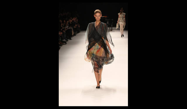 <strong>ISSEY MIYAKE｜イッセイ ミヤケ</strong> 2011年秋冬コレクション速報　©2011 ISSEY MIYAKE INC.　Photo by Frédérique Dumoulin