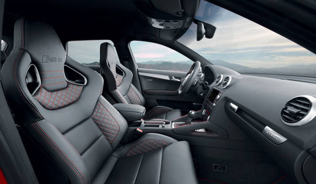 <strong>AUDI RS3｜アウディ RS3</strong>