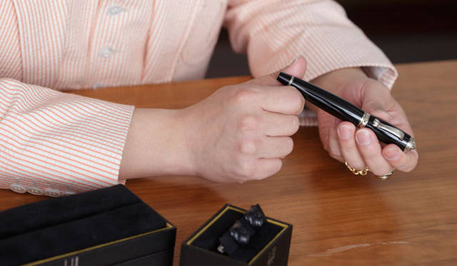 <strong>UNITED ARROWS｜ユナイテッドアローズ</strong>　Dunhill万年筆35万3850円、カフリンクス16万6950円（ユナイテッドアローズ 原宿本店 メンズ館） 