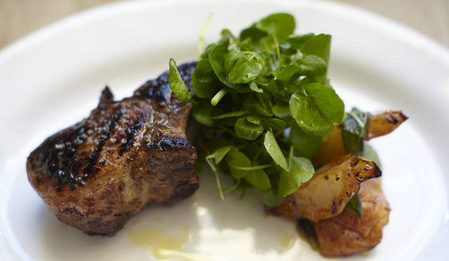 <strong>Rock My World !｜いま、旬な英国へ｜レストラン－バーべコア</strong>　岩塩、チリソース、ライム、ガーリックなどさまざまな風味のバリエーションで楽しむことも。