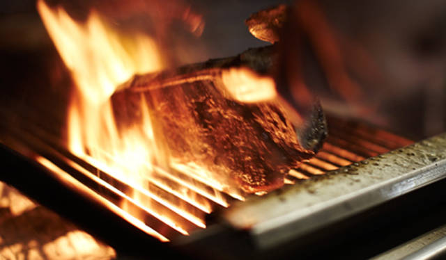 <strong>Rock My World !｜いま、旬な英国へ｜レストラン－バーべコア</strong>　ポークベリー、ステーキ、ショートリブなどを好みの焼き方で。