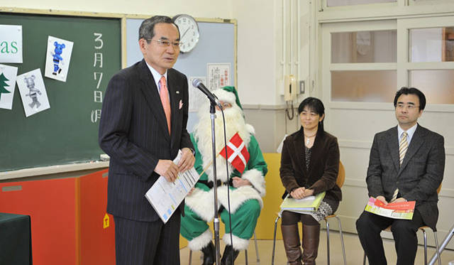 <strong>伊勢丹｜2010年 Merry Green Christmas クリスマスチャリティキャンペーン</strong>　メリー グリーン クリスマス チャリティ金 贈呈式　挨拶する三越伊勢丹ホールディングス 石塚邦雄 代表取締役社長執行役員<br>BE@RBRICK TM & © 2001-2011 MEDICOM TOY CORPORATION. All rights reserved.