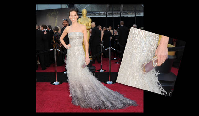 <strong>第83回アカデミー賞 リポート！</strong>　Hilary Swank｜ヒラリー・スワンク　 フェザーがふんだんにあしらわれたグッチのドレスを纏ったヒラリー・スワンク。ベアトップにマーメイドラインが美しい。ロジェ・ヴィヴィエのクラッチバッグを持って。