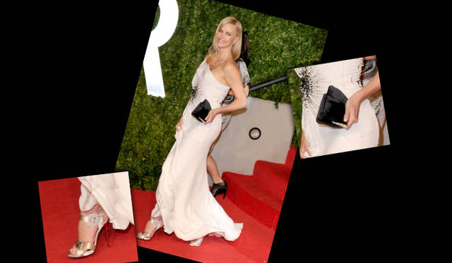 <strong>第83回アカデミー賞 リポート！</strong>　Charlize Theron｜シャーリーズ・セロン　 白のワンショルダードレスに、黒サテンがシックなクラッチバッグ、ロジェ・ヴィヴィエのシャンパンゴールドにボウモチーフを合わせた華やかなサンダルをセレクトしたシャーリーズ・セロン。