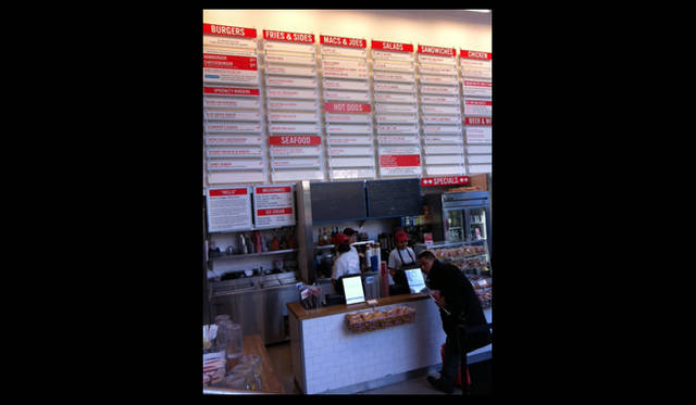 <strong>Catherine Malandrino｜キャサリン・マランドリーノのNEW YORK通信 vol.06</strong>　キャサリンのオフィス近くにできた、1950年代ふうのハンバーガーショップ『Schnipper’s Quality Kitchen』。620 8 Avenue,New York,NY 10018　Tel. +1 212 921 2400