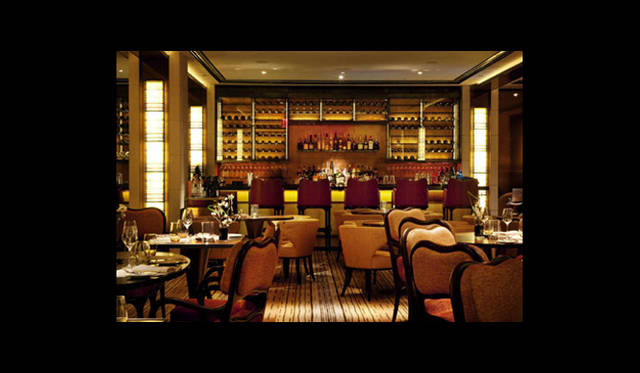 <strong>Catherine Malandrino｜キャサリン・マランドリーノのNEW YORK通信 vol.06</strong>　リラックスしたいときにはマディソンアヴェニューにある『The Mark Hotel』へ。仕事終わりにシャンパンを飲むことが多いとのこと。Madison Avenue at 77th Street,New York,NY 10075　Tel. +1 212 744 4300