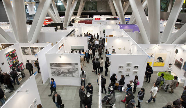 ART｜「アートフェア東京」が今年も開催！　アートフェア東京2010　会場風景  　Photo by 岩下宗利 　提供： アートフェア東京
