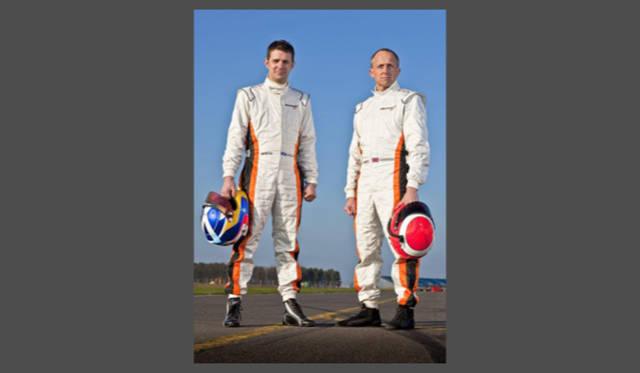 <strong>McLaren MP4-12C GT3｜マクラーレン MP4-12C GT3</strong> 向かって写真左｜マクラーレンGT、チーフマネージャー アンドリュウ・カルカーディ、写真右｜マクラーレン・オートモティヴ、チーフテストドライバー クリス・グッドウィン