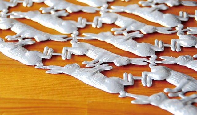 <strong>doinel｜ドワネル</strong>　「Silver Rabbit」は、包装自体をシンプルにしてこの紙を貼るだけという使い方もオシャレ。本のしおりにもお薦め。各945円（サイズ｜縦265×横145mm）