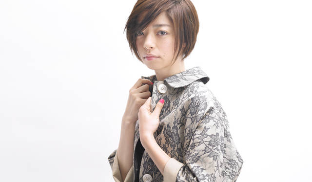 <strong>Mackintosh｜マッキントッシュ　市川実和子</strong>　コート14万4900円(マッキントッシュ／マッキントッシュ ジャパン Tel.03-3589-0260)、ワンピース2万5200円(スリードッツ／スリードッツ代官山アドレス店　Tel.03-5428-3792)  