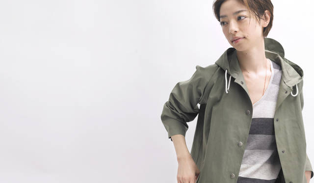 <strong>Mackintosh｜マッキントッシュ　市川実和子</strong>　コート13万6500円(マッキントッシュ／マッキントッシュ ジャパン)、タンクトップ1万6800円(スリードッツ／スリードッツ代官山アドレス店)、ショートパンツ1万6800円(ウールリッチ／スープリームス インコーポレーテッド Tel.03-3584-1919)