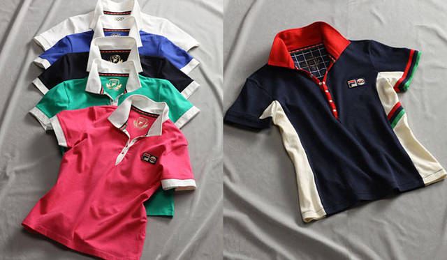<strong>FILA｜フィラ</strong>　Women’s｜左／着心地の良いストレッチ素材で身体にフィットするミニマルなサイジングのポロシャツ。Polo (T8121093) 各9975円、右／100周年のテーマカラーであるレッド/グリーン/ネイビーラインをアクセントにした新鮮なデザイン。Polo (T8121092) 1万1550円