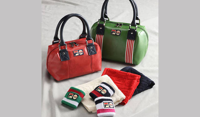 <strong>FILA｜フィラ</strong>　Goods｜Boston (Q8138405)7245円、Mini Boston (Q8138404)6615円、Sports Towel (Q9139300・Q9139301・Q9139302)630円～1575円、Wrist Band (Q9139703) 1260円