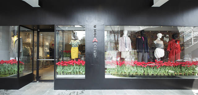 <strong>SUPER A MARKET｜スーパー エー マーケット</strong> 黒壁にショップロゴがあしらわれたモダンなエントランス。