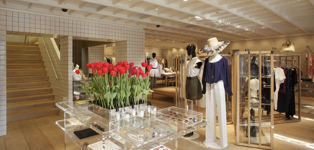 <strong>SUPER A MARKET｜スーパー エー マーケット</strong> エントランスをくぐると、まず目に入るのはレディスのコーナー。バレンシアガやイヴ・サンローラン、ジャン ポール ノットやドリス ヴァン ノッテンなどが並べられる。