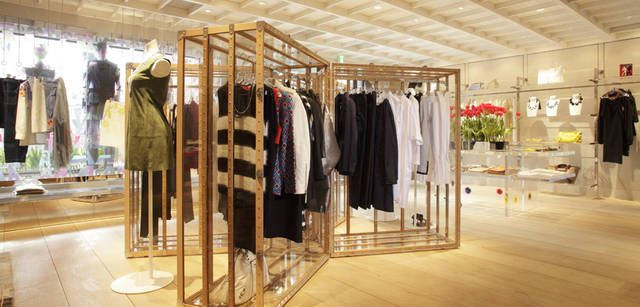 <strong>SUPER A MARKET｜スーパー エー マーケット</strong> クリアなトランクケースをモチーフにした什器。海外から到着したばかりのアイテムがスーパーマーケットで並べられている、そんなストーリーに想いを馳せて。