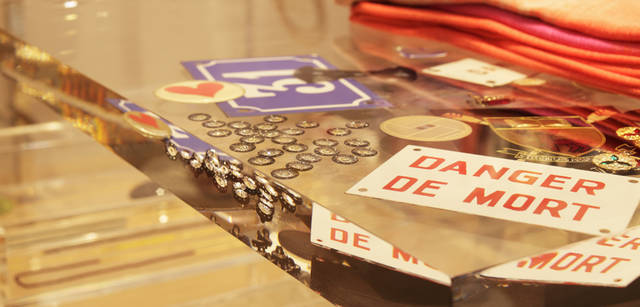 <strong>SUPER A MARKET｜スーパー エーマーケット</strong> 置きの什器もクリアなもので統一。アクリルの中には、世界中で買い付けられたヴィンテージパーツがとじ込められている。