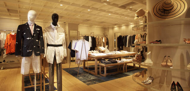 <strong>SUPER A MARKET｜スーパー エー マーケット</strong> １階奥は、メンズやアクセサリーのコーナー。トム ブラウンやバレンシアガ、ドリス ヴァン ノッテンにマーク ジェイコブスなど旬なブランドが揃う。