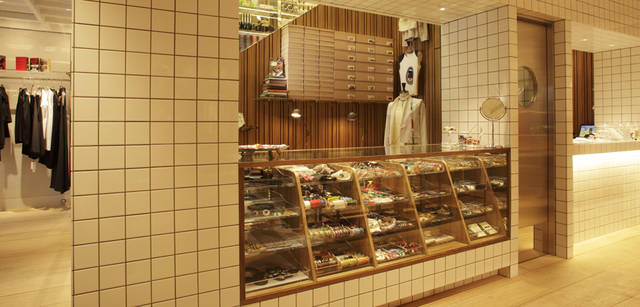 <strong>SUPER A MARKET｜スーパー エー マーケット</strong> １階中央あたりに設えられたリメイクコーナー。ここではパーツの取り付けや刺しゅうなど、パーソナルオーダーも可能。