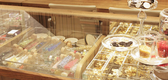 <strong>SUPER A MARKET｜スーパー エー マーケット</strong> リメイクコーナーのショーケースに並べられたヴィンテージパーツ。かなりの数が揃うのが嬉しい。