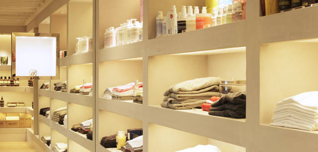 <strong>SUPER A MARKET｜スーパー エー マーケット</strong> 階段すぐ横には、コスメやキャンドル、タオルや歯磨き粉までのデイリーアイテムが。