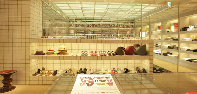 <strong>SUPER A MARKET｜スーパー エー マーケット</strong> アクセサリーやシューズなど、小物も多くラインナップ。
