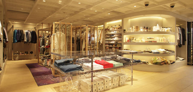 <strong>SUPER A MARKET｜スーパー エー マーケット</strong> 2階に上がってすぐのスペース。目の前にはカジュアルかつリラックスしたアイテムが揃う。ホワイト マウンテニアリングやレペットなどもここで。