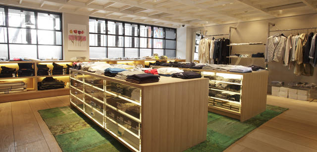 <strong>SUPER A MARKET｜スーパー エー マーケット</strong> 2階奥のコーナー。ジョン スメドレーやアクネ、ジェームス パースなど、上質なリラックスアイテムがラインナップ。