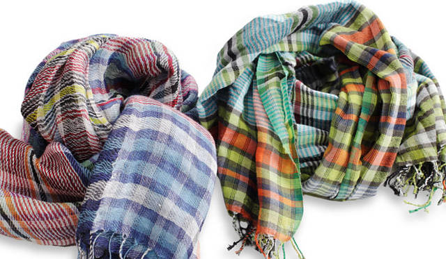 <strong>ESTNATION｜エストネーション</strong>　epiceストール ブルー1万4280円、グリーン1万5330円（エストネーション）