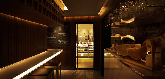 <strong>SUPER A MARKET｜スーパー エー マーケット</strong> 　「SUPER A MARKET」から入ってすぐのスペースには、キッチンとカウンターが。ダウンライトがくつろげる雰囲気を醸す。