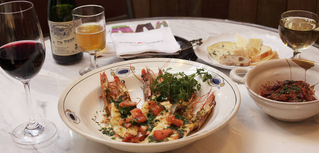 <strong>SUPER A MARKET｜スーパー エー マーケット</strong> 　バーのメニューはその日の旬な食材を使うため、日替わり。この日に選んだのは、ホタルイカのアラビアータ（800円）とエビのグリル フレッシュトマトとハーブのソース（1700円）。ワインやシードルとともに。
