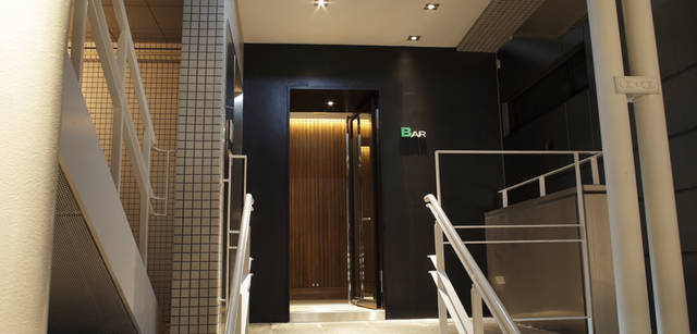 <strong>SUPER A MARKET｜スーパー エー マーケット</strong> 　「SUPER A MARKET」のショップ内からも入れるが、バー専用のエントランスも2階に。