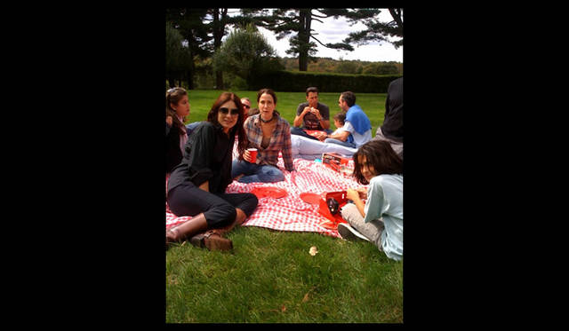 <strong>CATHERINE MALANDRINO｜キャサリン・マランドリーノのNEW YORK通信 vol.07</strong> 友人たちと休日にピクニック。息子であるオスカーも一緒に。