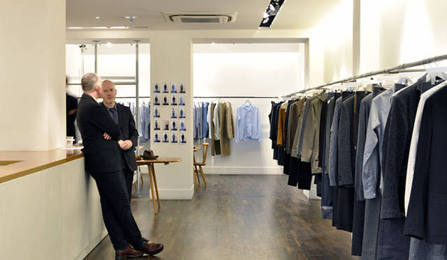 <strong> MARGARET HOWELL｜マーガレット・ハウエル</strong>　MARGARET HOWELL MENS AUTUMN WINTER 2011-12 at MARGARET HOWELL PARIS SHOP　ゆっくりと洋服を見ることができるレイアウトになっている。