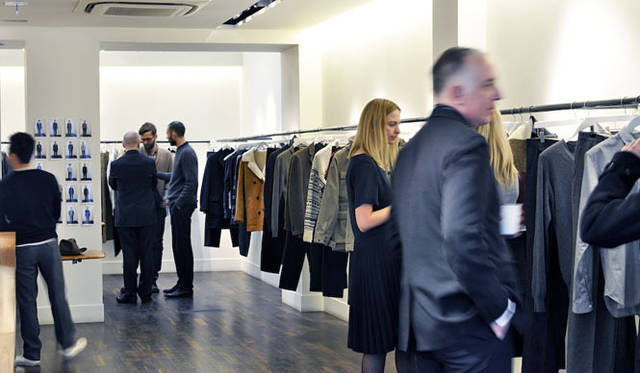 <strong> MARGARET HOWELL｜マーガレット・ハウエル</strong>　MARGARET HOWELL MENS AUTUMN WINTER 2011-12 at MARGARET HOWELL PARIS SHOP　コーヒーを飲みながら、談話をしながら商品の説明を。