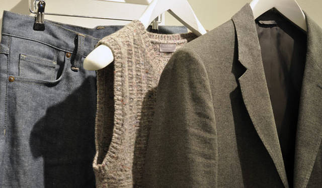 <strong> MARGARET HOWELL｜マーガレット・ハウエル</strong>　MARGARET HOWELL MENS AUTUMN WINTER 2011-12 at MARGARET HOWELL PARIS SHOP　ラックにはお薦めのコーディネイトが提案されている。