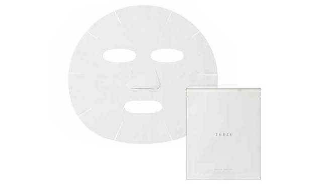 <strong>THREE｜スリー</strong> 12ヵ所の切り込みが顔全体にフィット。厚みのある100％オーガニックコットンのシートが、エキス類やボタニカルウォーターなどをふくんだ美容液発想のローションを効率良く角層へ届けてくれる。温泉入浴後の肌のような、きめの整った透明感のあるなめらかな素肌へ。