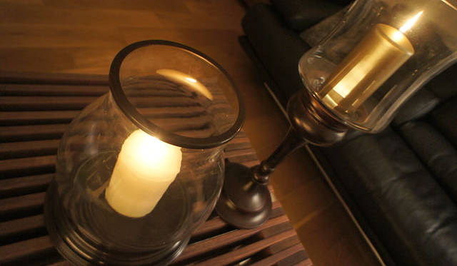 <strong>SAKURA｜第11回 私にとっての癒しスタイル</strong>　横浜元町と青山のインテリアショップでそれぞれ購入したキャンドルホルダー。大きいので節電時にも活躍しています。気分も前向きになれますよ。