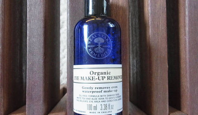 <strong>SAKURA｜第11回 私にとっての癒しスタイル</strong>　ウォータープルーフのマスカラも落ちる、アイメイクアップリムーバー。ダマスクローズの香りが癒されます。